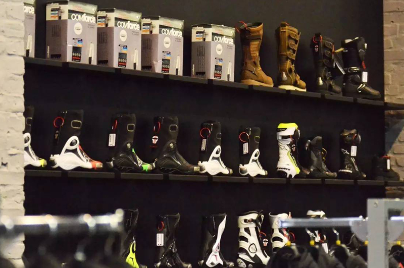 摩托车装备实体店俱乐部装修效果图